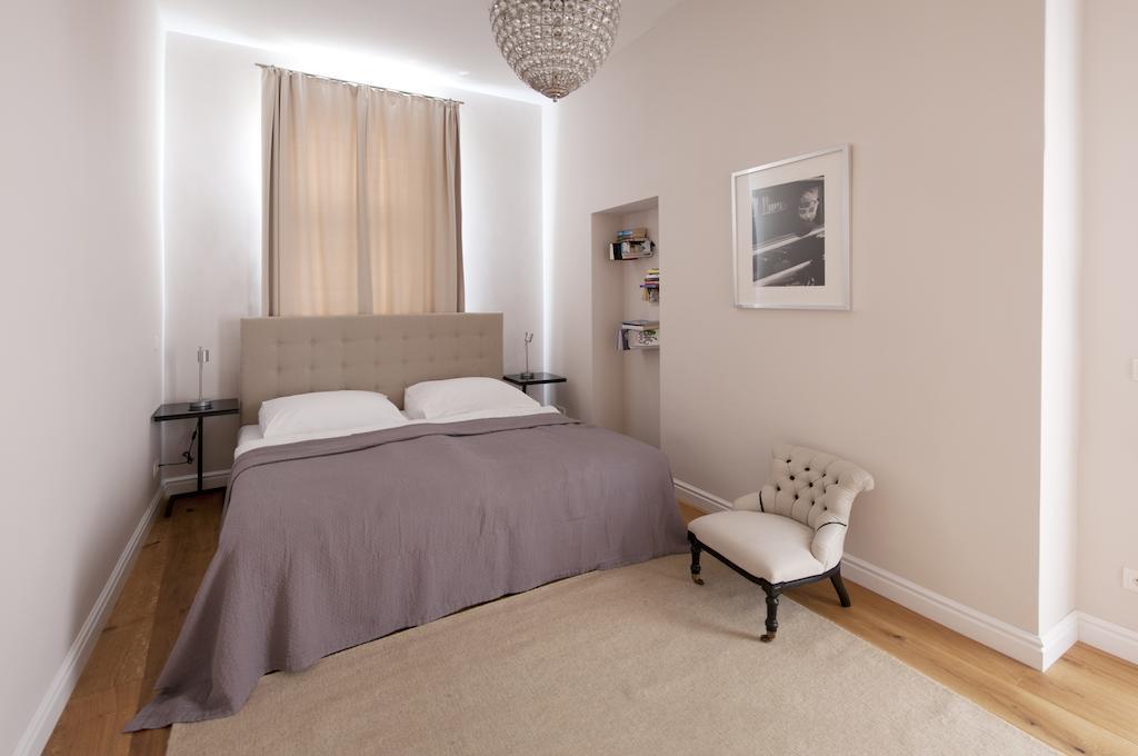 Apartment 6 - 1070 *