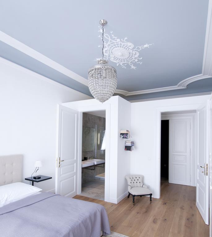 6 - 1070 Apartment